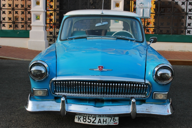 Гости из прошлого: 30 фотографий ретро-автомобилей в центре Ярославля