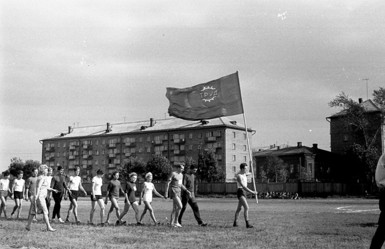 В советское время на Октябрьской площади в Ярославле играли в футбол и катались на коньках