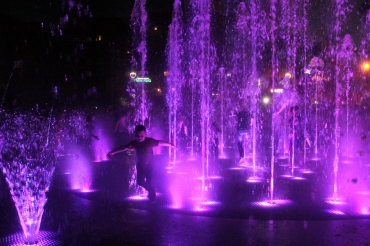 Тысячи ярославцев пришли на открытие нового светомузыкального фонтана: фото и видео