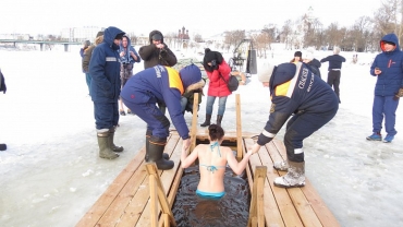 Крещение в Ярославле: где окунуться в прорубь и что нужно знать перед погружением в воду