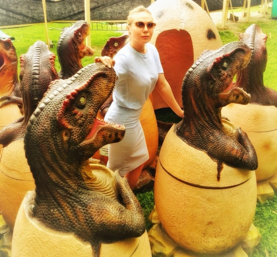 Приучаем к чистоте с малых лет: в детском парке в Ярославле делают урны в виде динозавров