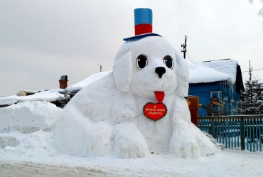 Огромная снежная собака поселилась в Заволжском районе Ярославля