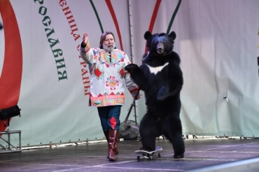 Ярмарка и шоу медведя дали старт масленичным гуляниям в Ярославле
