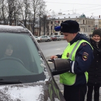 В центре Ярославля сотрудники ГИБДД поздравляли автоледи с наступающим 8 марта