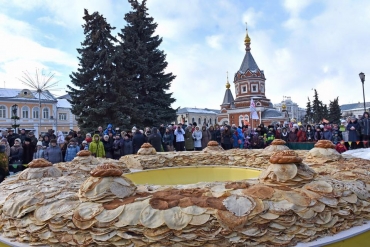 Ярославцы испекли огромный блинный пирог и установили второй за два дня рекорд России