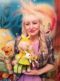 Хоккеистка, журналист и русская красавица: ярославская мастерица делает кукол, необычайно похожих на людей