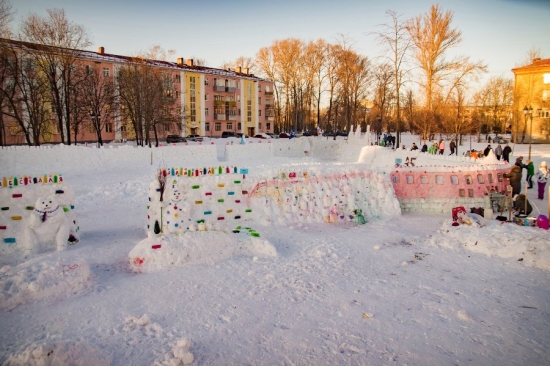 В Ярославской области построили самую большую снежную крепость в России: фото